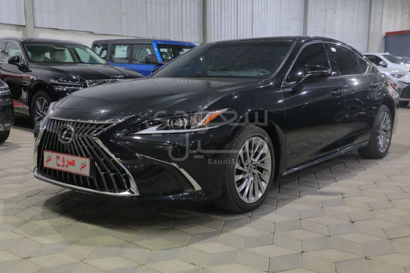 2025 لكزس إي إس 350
