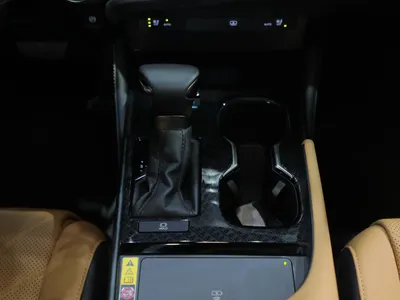 2025 لكزس إي إس 350