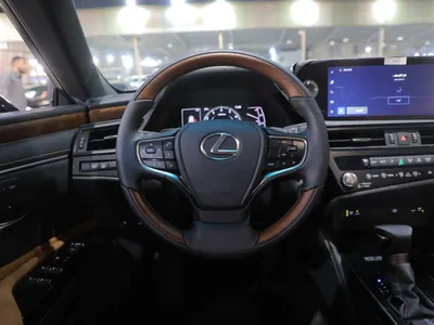 2025 لكزس إي إس 350