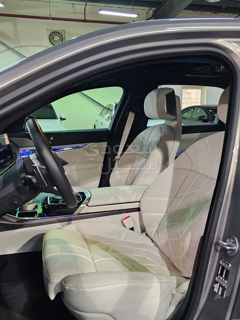 2026 بي ام دبليو الفئة السابعة 735أي