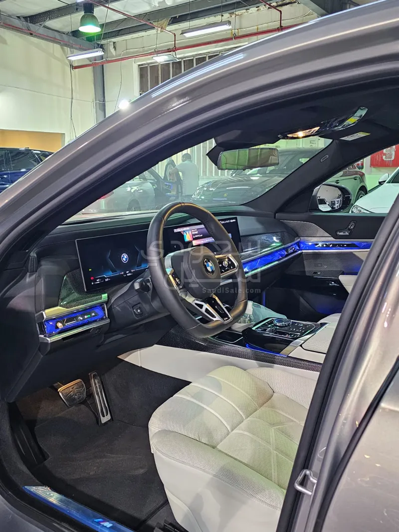 2026 بي ام دبليو الفئة السابعة 735أي