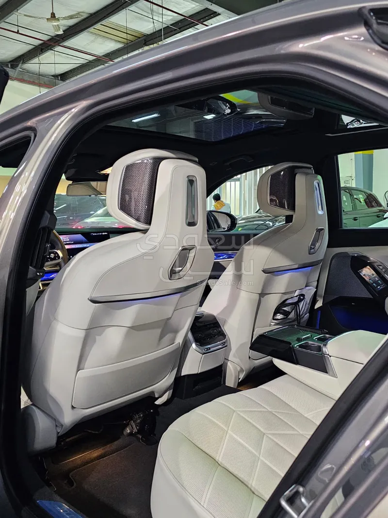 2026 بي ام دبليو الفئة السابعة 735أي