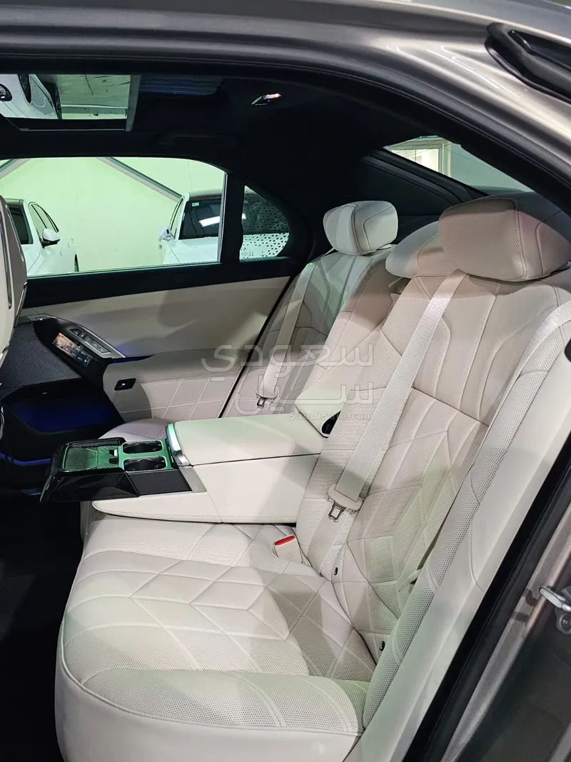 2026 بي ام دبليو الفئة السابعة 735أي