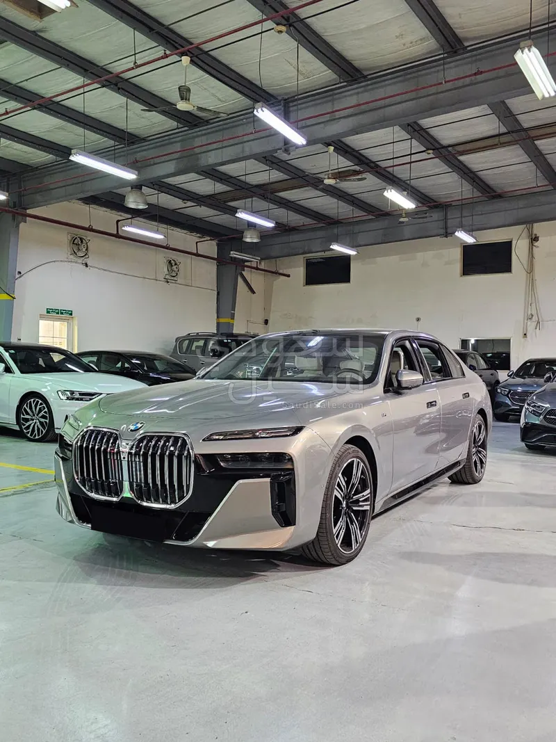 2026 بي ام دبليو الفئة السابعة 735أي