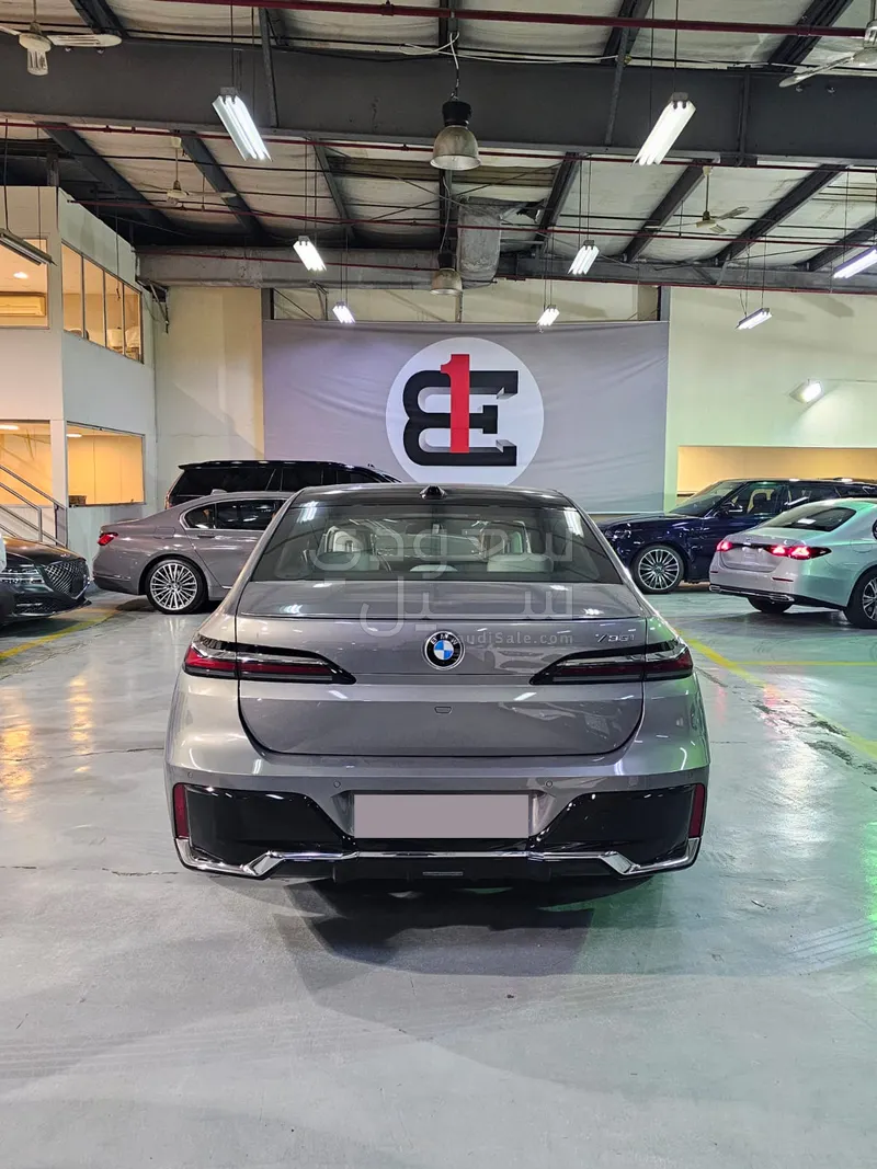 2026 بي ام دبليو الفئة السابعة 735أي