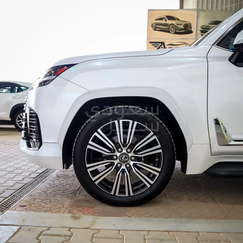 2023 لكزس إل إكس 600