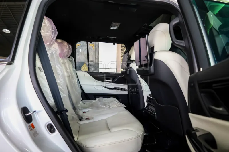 2023 لكزس إل إكس 600