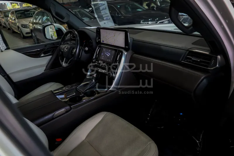 2023 لكزس إل إكس 600