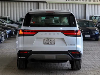 2023 لكزس إل إكس 600