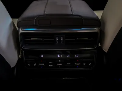 2023 لكزس إل إكس 600