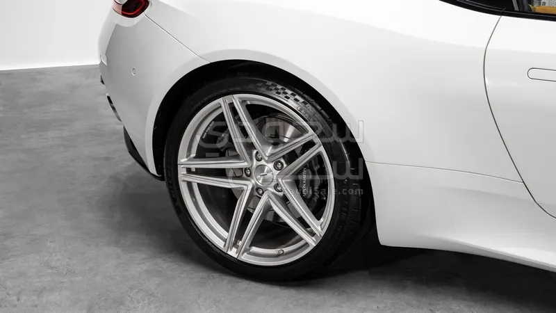 2025 استون مارتن دي بي 12