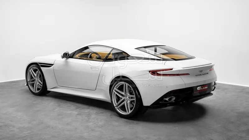 2025 استون مارتن دي بي 12