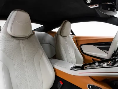 2025 استون مارتن دي بي 12