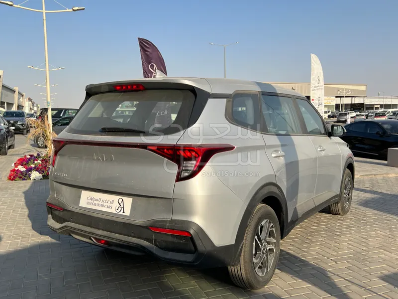 2025 كيا كارنز