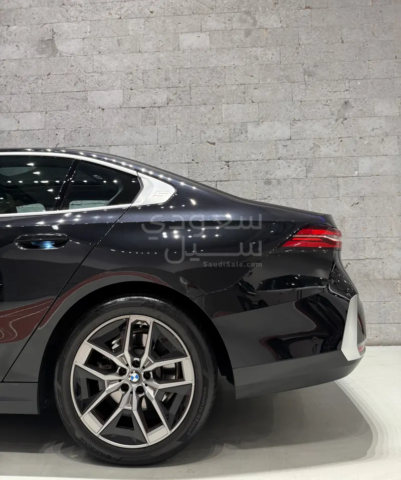 2024 بي ام دبليو الفئة الخامسة 520 أي