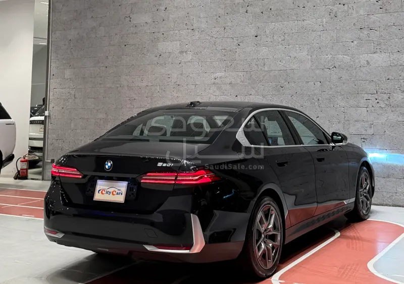 2024 بي ام دبليو الفئة الخامسة 520 أي