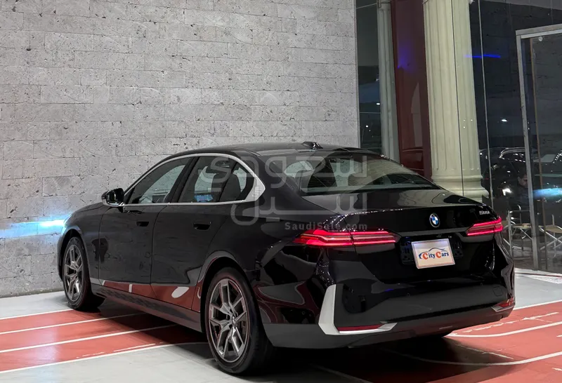 2024 بي ام دبليو الفئة الخامسة 520 أي