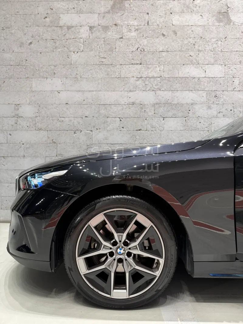 2024 بي ام دبليو الفئة الخامسة 520 أي