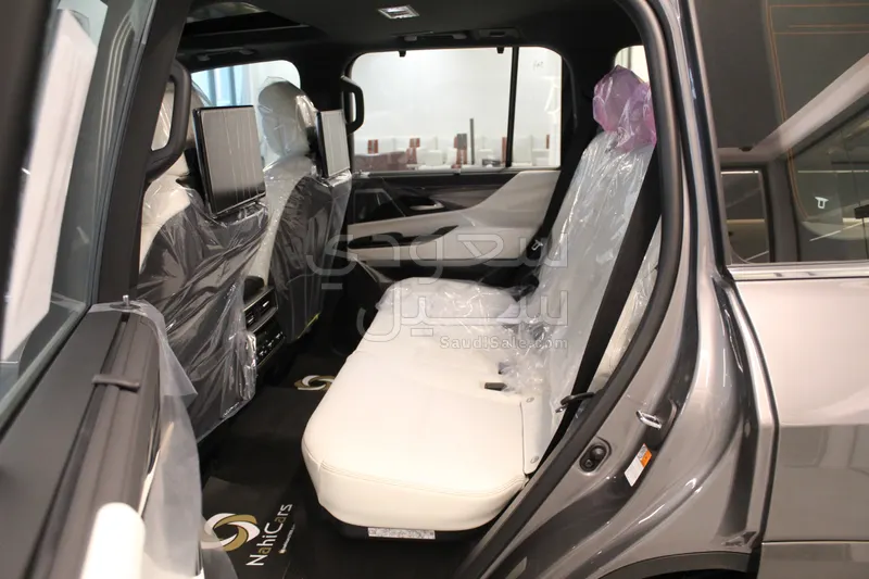 2025 لكزس إل إكس 600