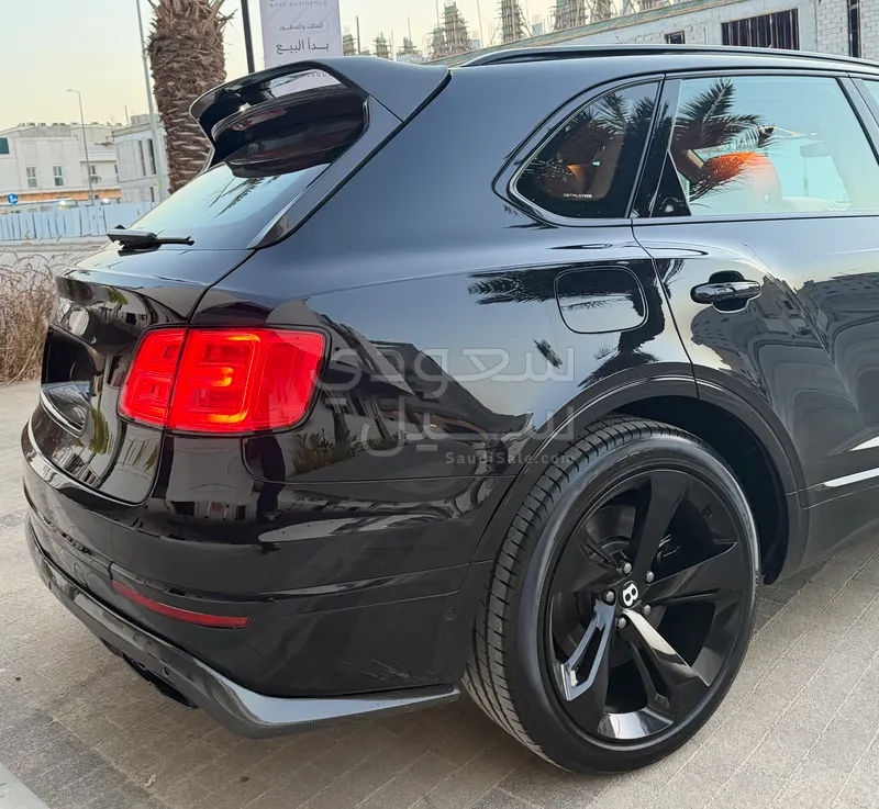 2019 بنتلي بنتايجا اس يو في