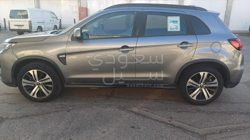 2021 متسوبيشي اي اس اكس