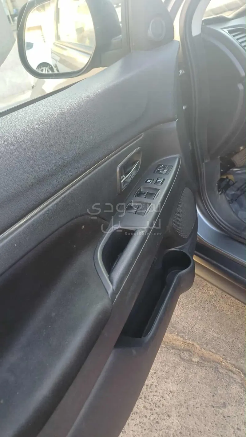 2021 متسوبيشي اي اس اكس