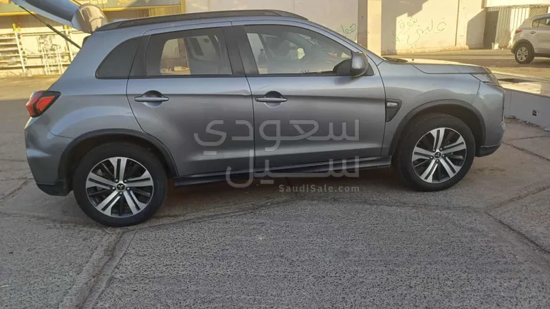 2021 متسوبيشي اي اس اكس