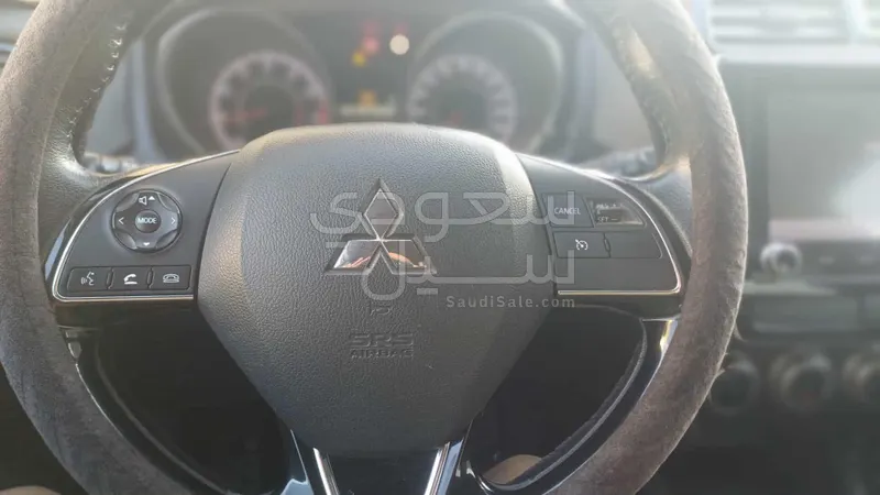 2021 متسوبيشي اي اس اكس