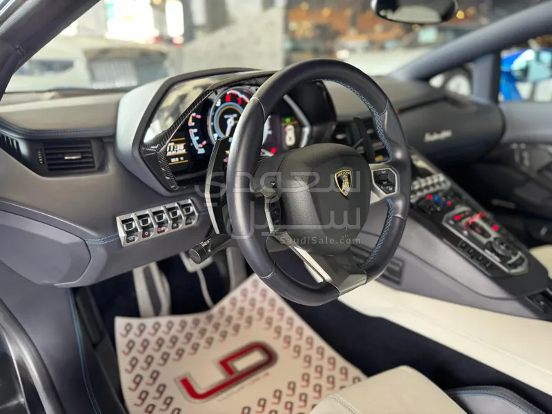 2015 لمبرجيني افنتادور ال بي-700-4