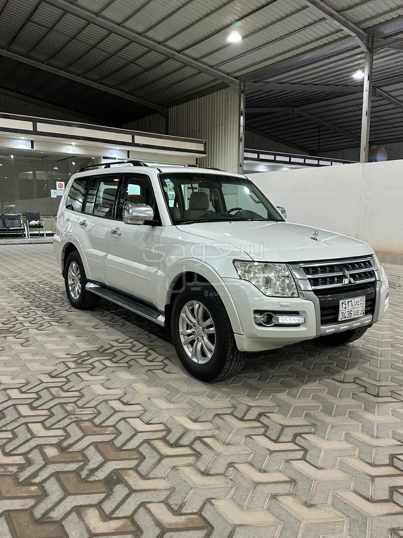 2015 متسوبيشي باجيرو