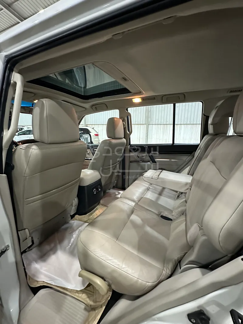 2015 متسوبيشي باجيرو