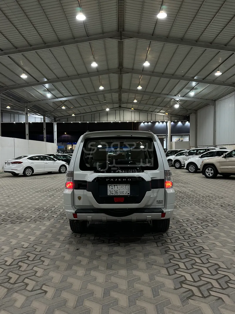 2015 متسوبيشي باجيرو