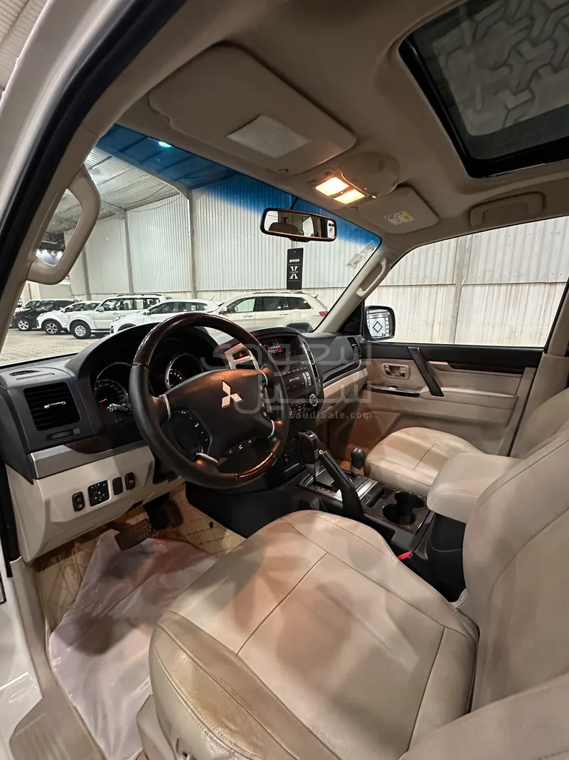 2015 متسوبيشي باجيرو