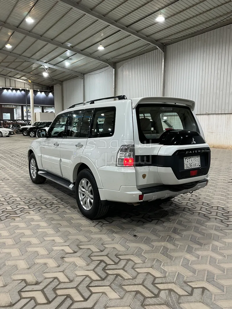 2015 متسوبيشي باجيرو