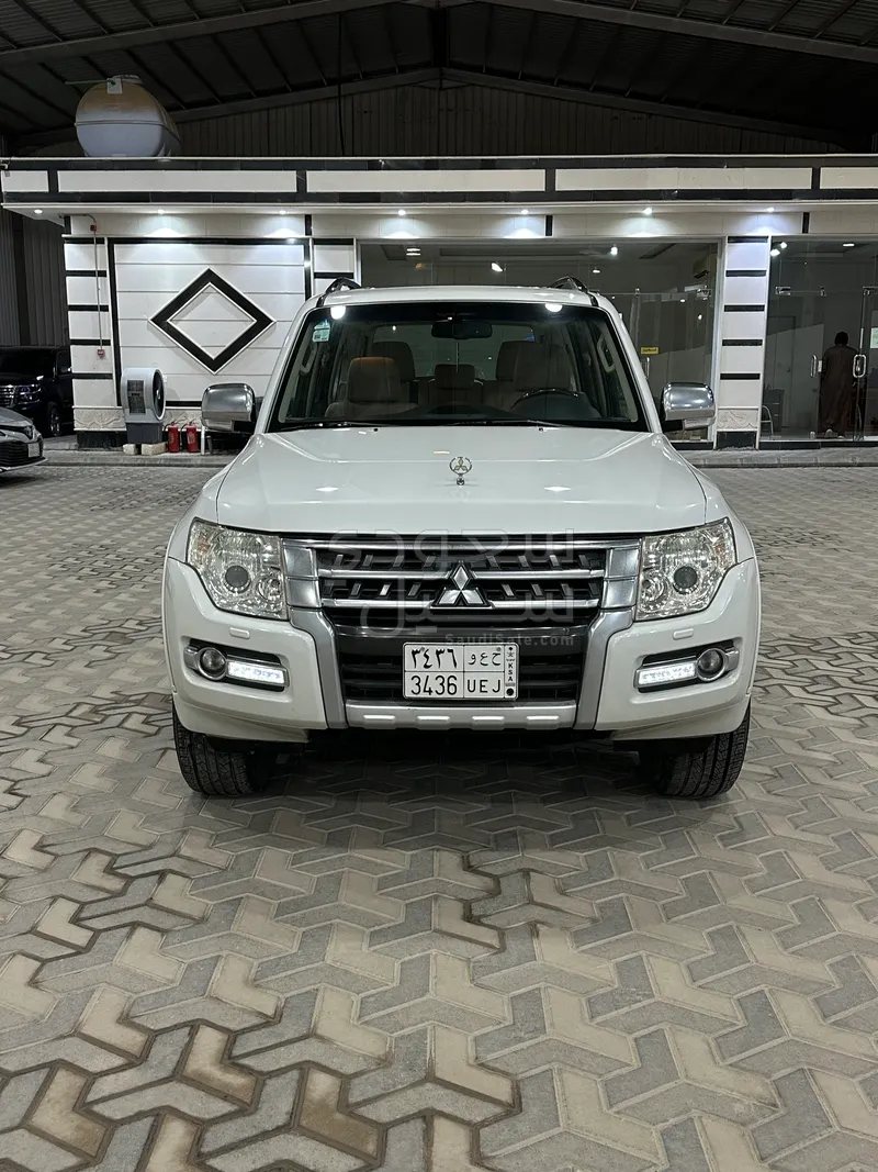 2015 متسوبيشي باجيرو