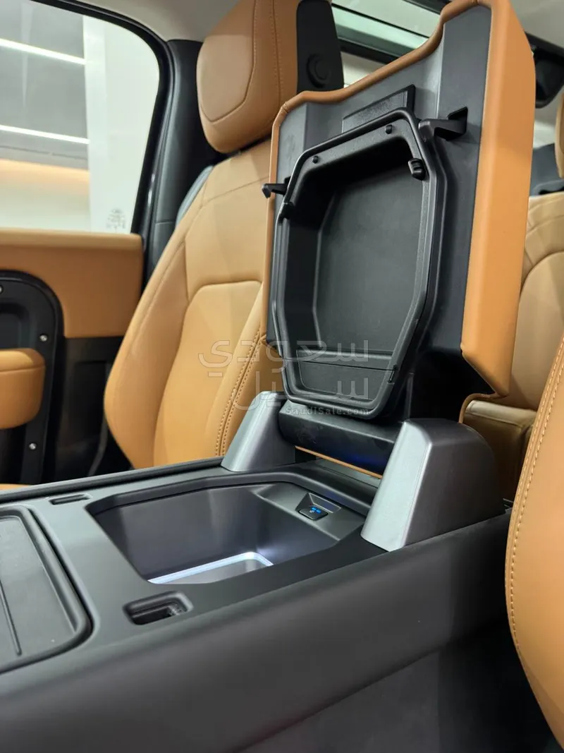 2024 لاند روفر ديفيندر 90