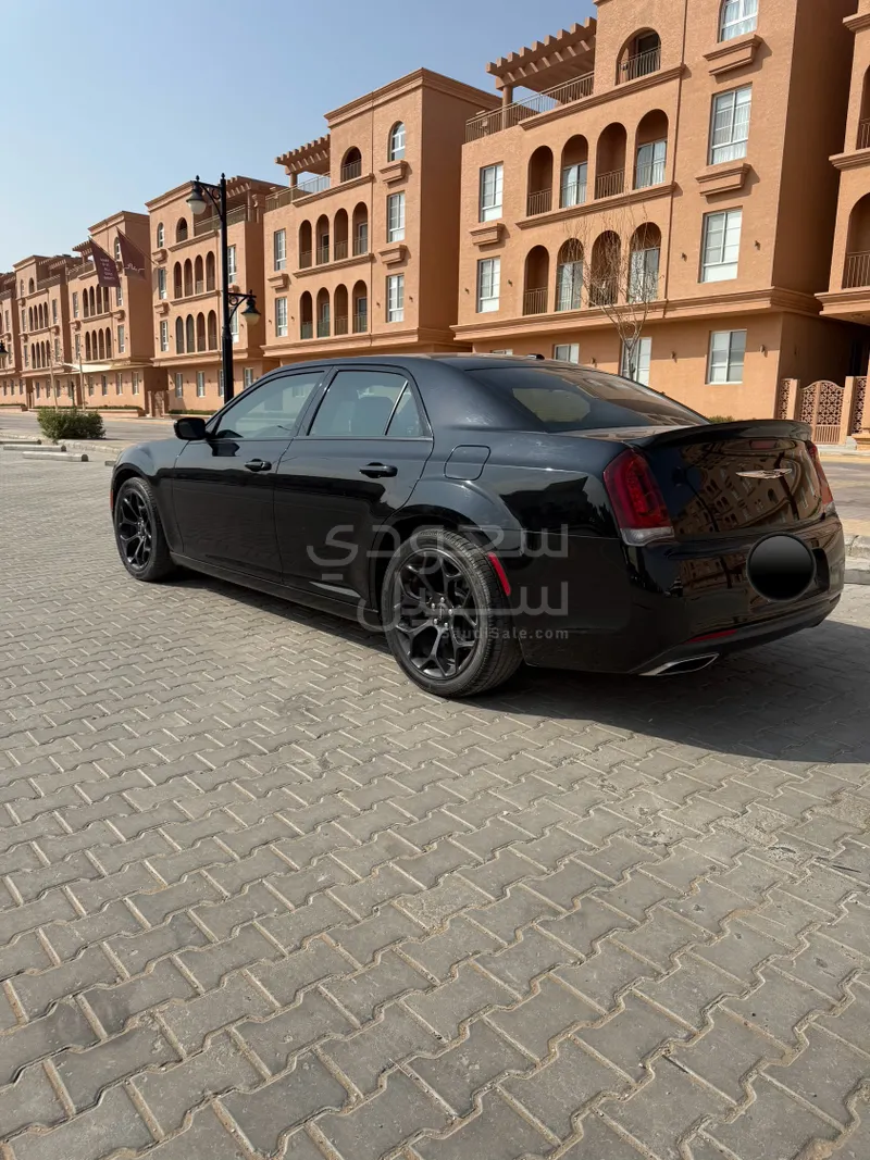 2020 كرايسلر 300 اس