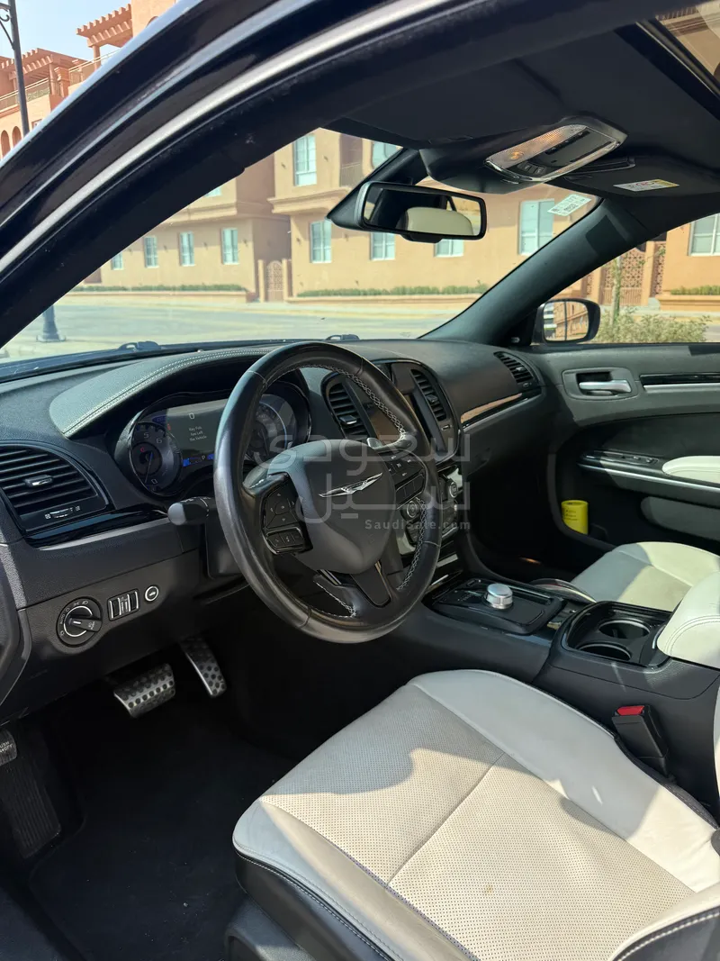 2020 كرايسلر 300 اس