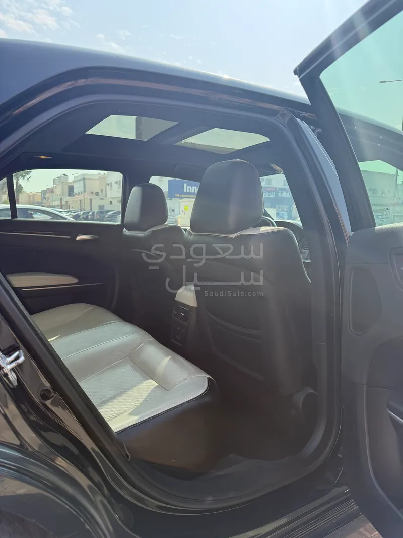 2020 كرايسلر 300 اس