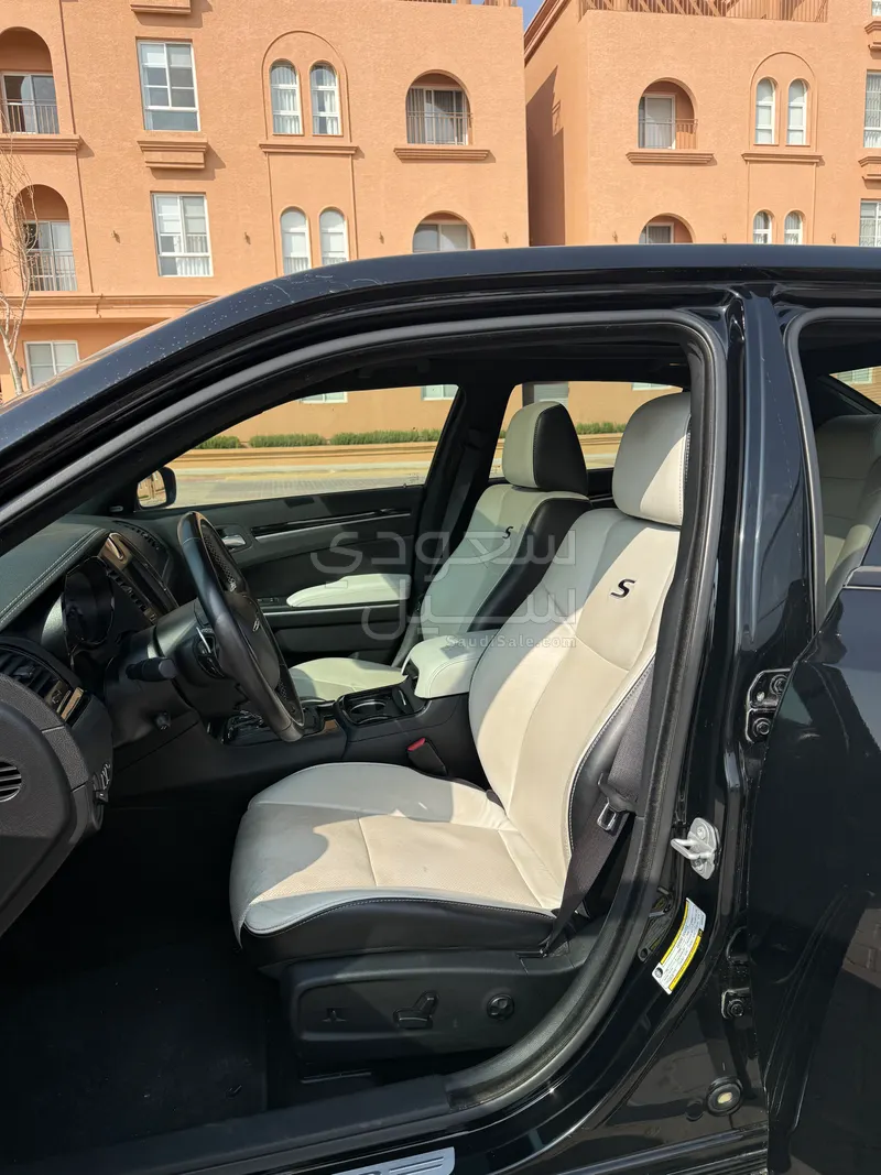 2020 كرايسلر 300 اس