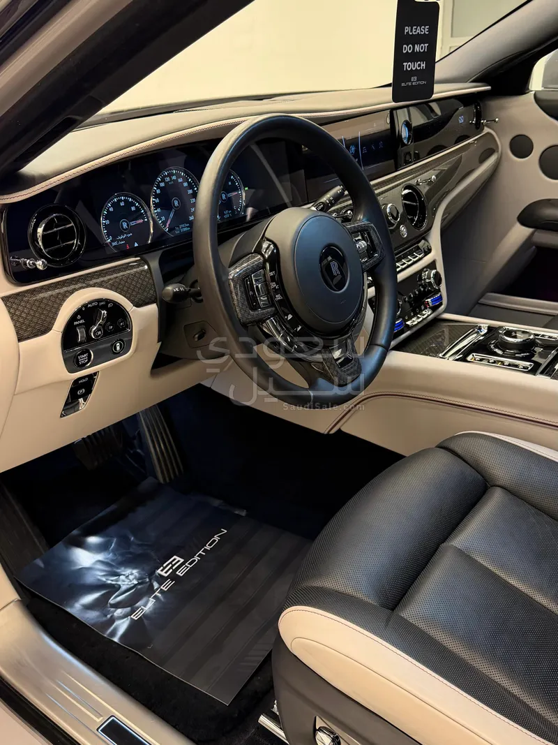 2022 رولز رويس قوست بلاك بادج