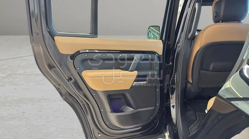 2025 لاند روفر ديفيندر اتش اس اي