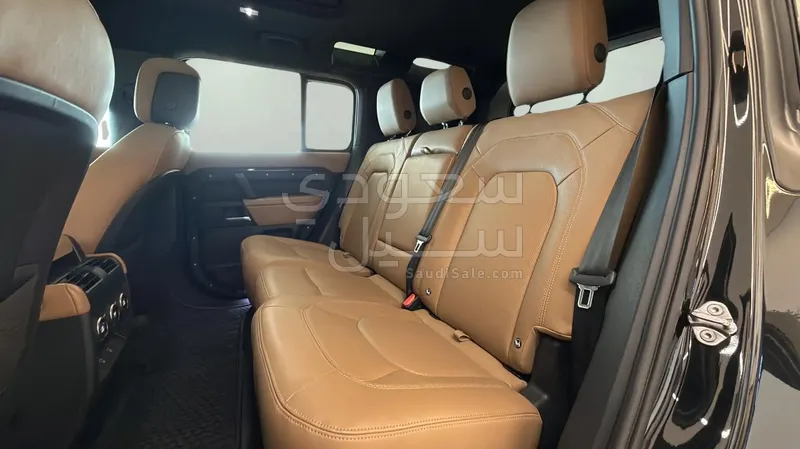 2025 لاند روفر ديفيندر اتش اس اي