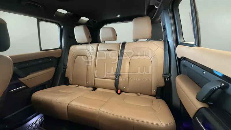 2025 لاند روفر ديفيندر اتش اس اي