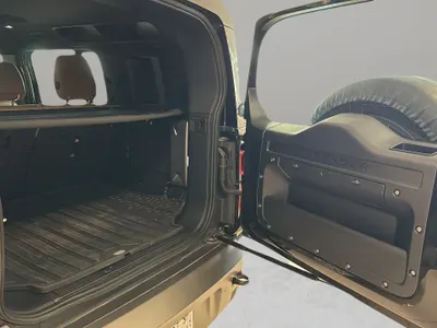 2025 لاند روفر ديفيندر اتش اس اي