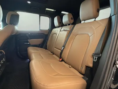 2025 لاند روفر ديفيندر اتش اس اي