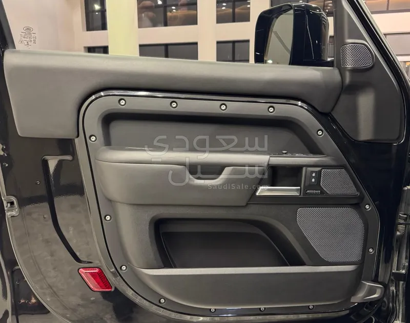 2023 لاند روفر ديفيندر 90