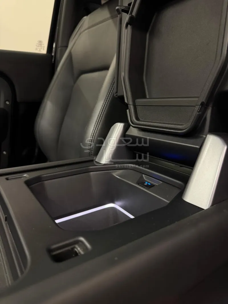 2023 لاند روفر ديفيندر 90