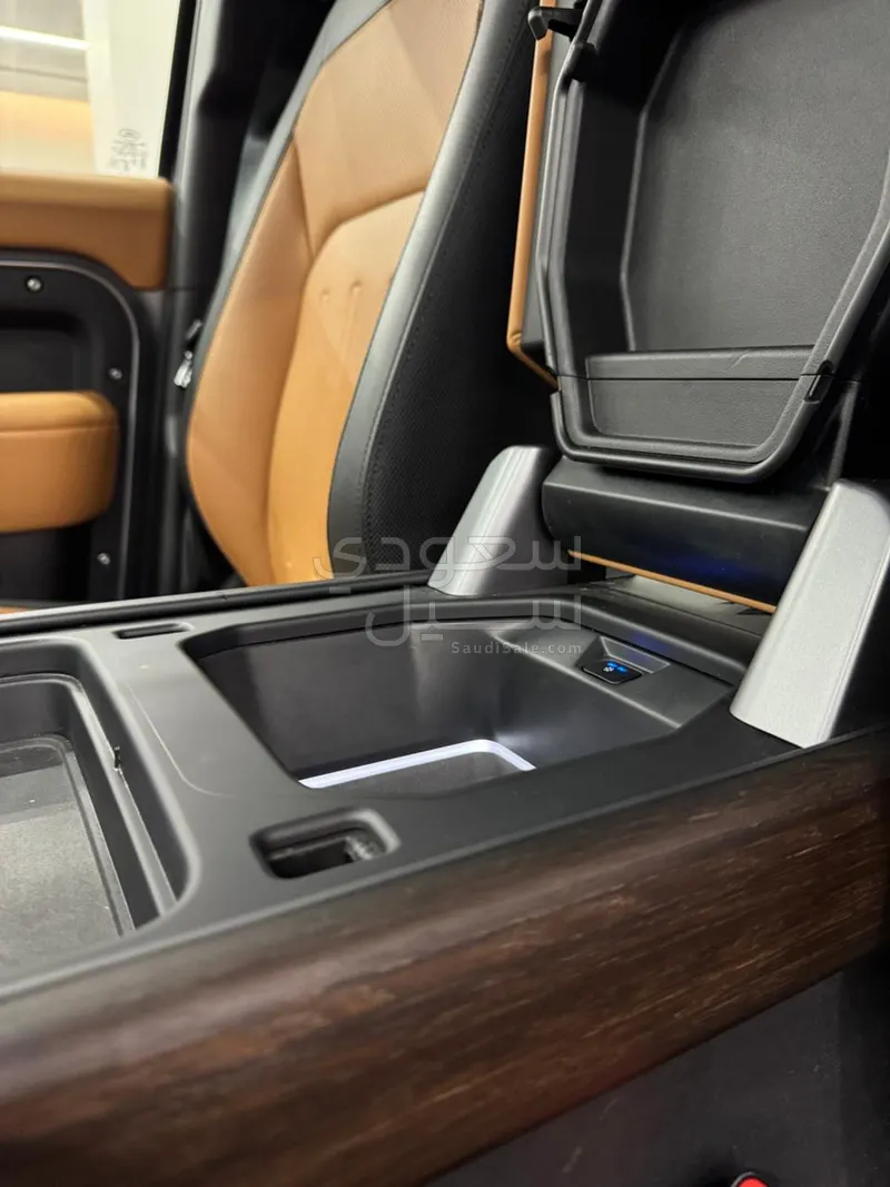 2024 لاند روفر ديفيندر اكس 110