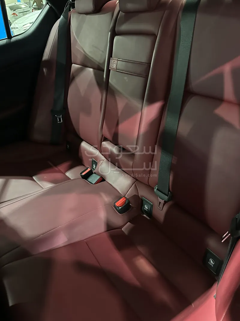 2024 لكزس آي إس 300